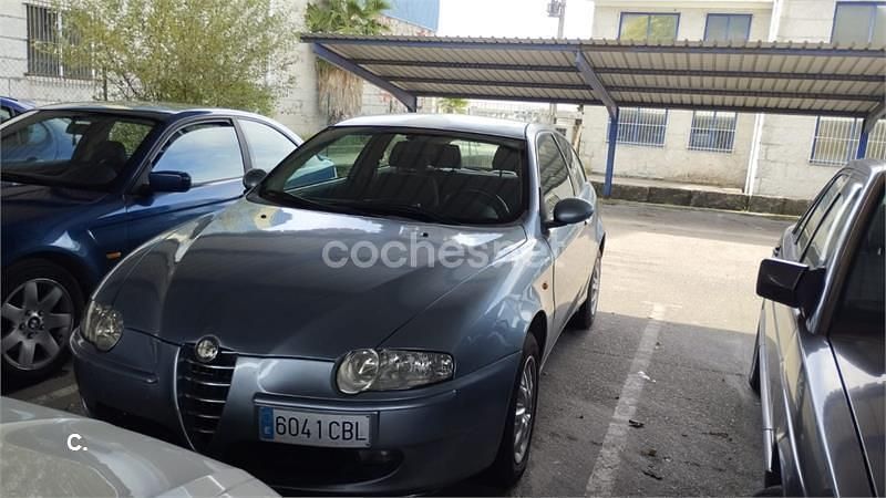 Gris / plata Usado 2002 Alfa Romeo 147 Distinctive Utilitario | 1550 € (Precio justo) - Imagen 1/3
