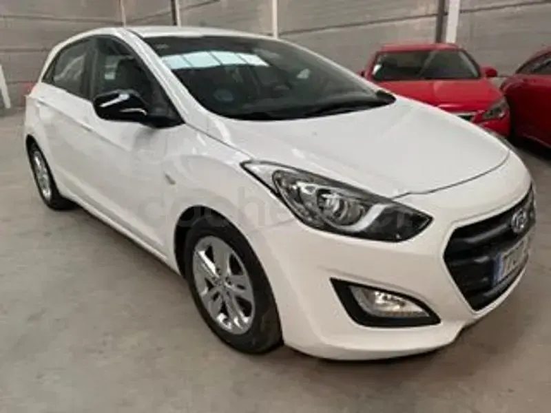 Usado Hyundai i30 110 CV (80 kW) 2015 Blanco Berlina