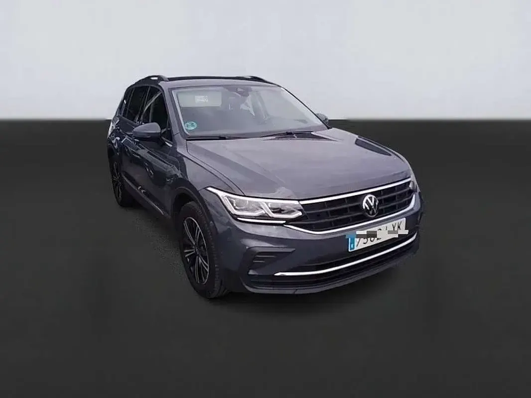 Usado VW Tiguan Life 150 CV (110 kW) 2022 Gris / plata SUV