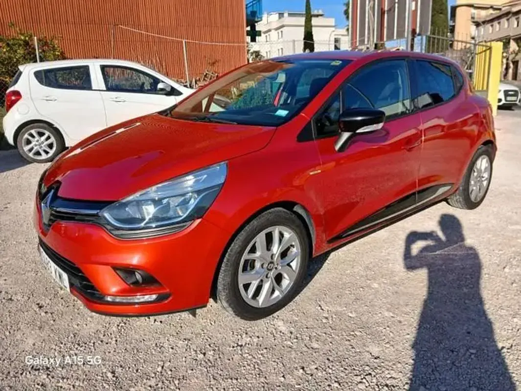 Usado Renault Clio IV Zen 91 CV (66 kW) 2019 Rojo Utilitario