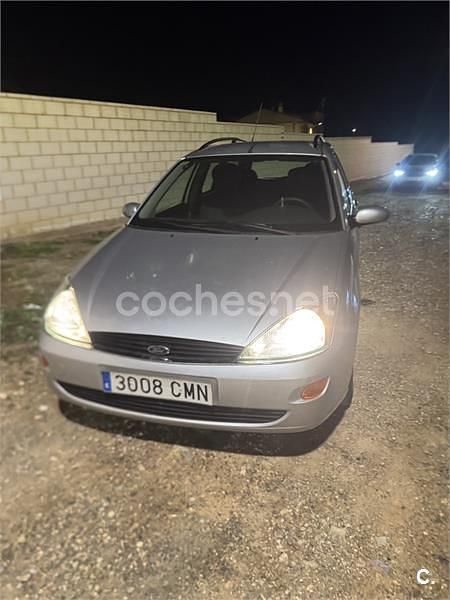 Usado Ford Focus Ghia 90 CV (66 kW) 2000 Gris / plata Familiar