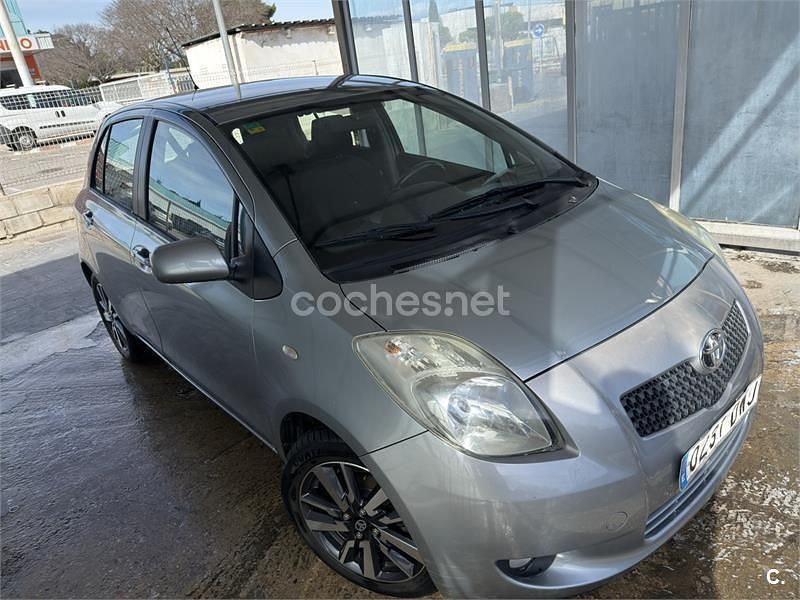 Usado Toyota Yaris Luna 65 CV (47 kW) 2006 Gris / plata Berlina