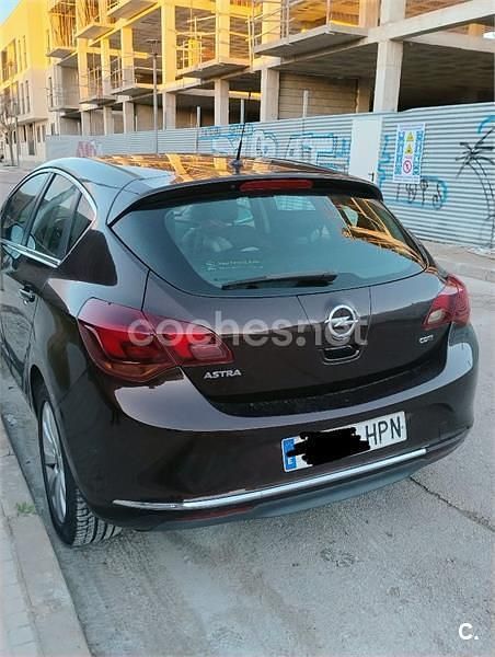 Usado Opel Astra Excellence 130 CV (95 kW) 2013 Marrón Berlina
