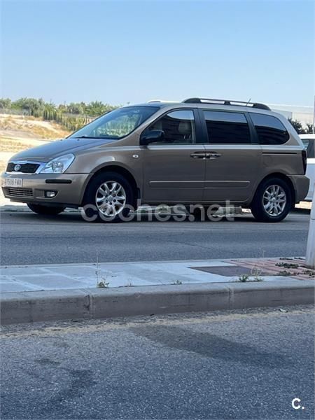 Beige Usado 2007 Kia Carnival Monovolumen | 5000 € (Precio justo) - Imagen 1/4
