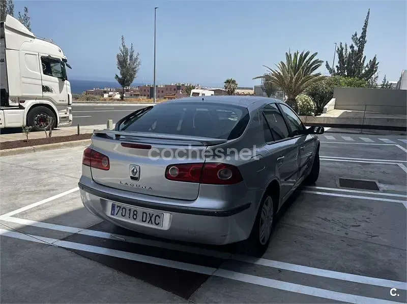 Usado Renault Laguna II Expression 130 CV (95 kW) 2006 Gris / plata Berlina