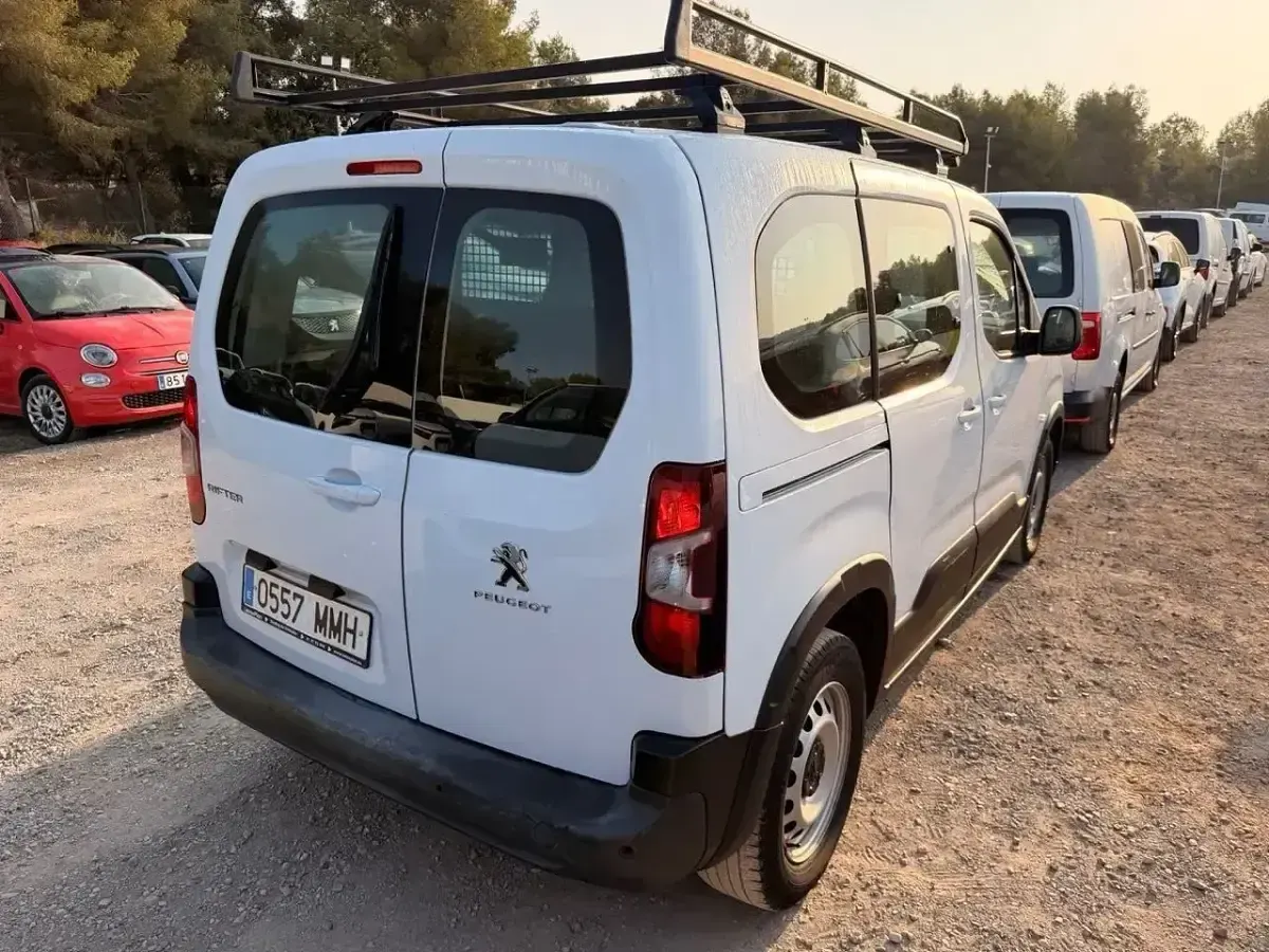 Usado Peugeot Rifter Active 102 CV (75 kW) 2023 Blanco Monovolumen