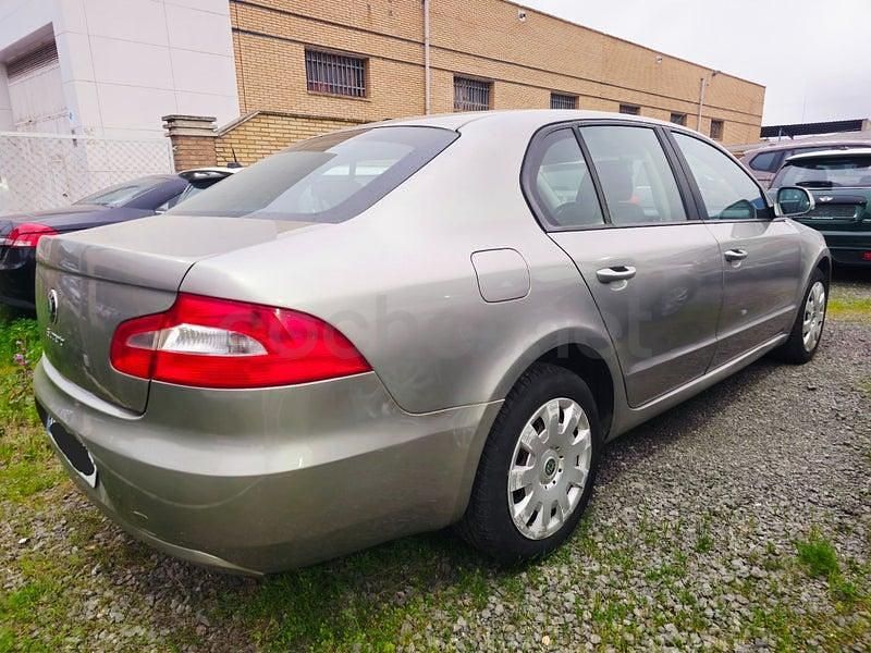 Usado Skoda Superb Ambition 105 CV (77 kW) 2012 Gris / plata Berlina