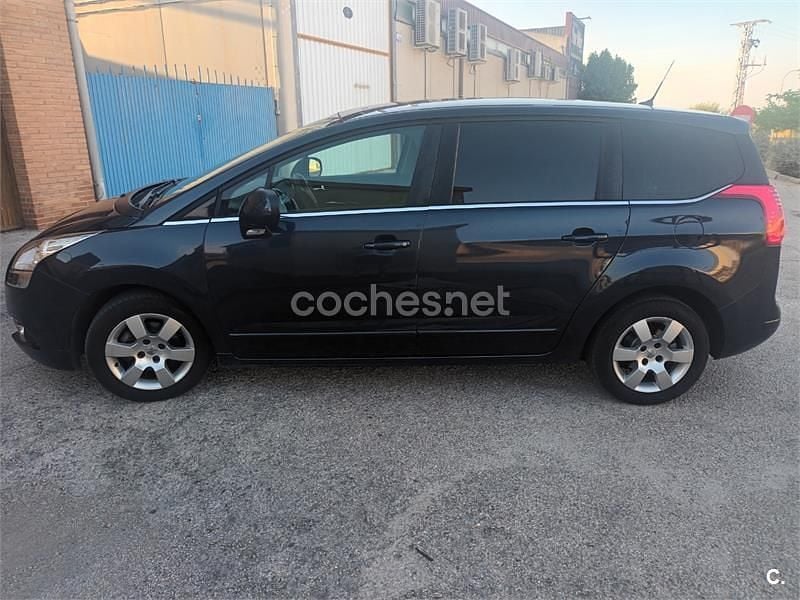 Azul Usado 2013 Peugeot 5008 Active Monovolumen | 7200 € (Precio justo) - Imagen 1/4