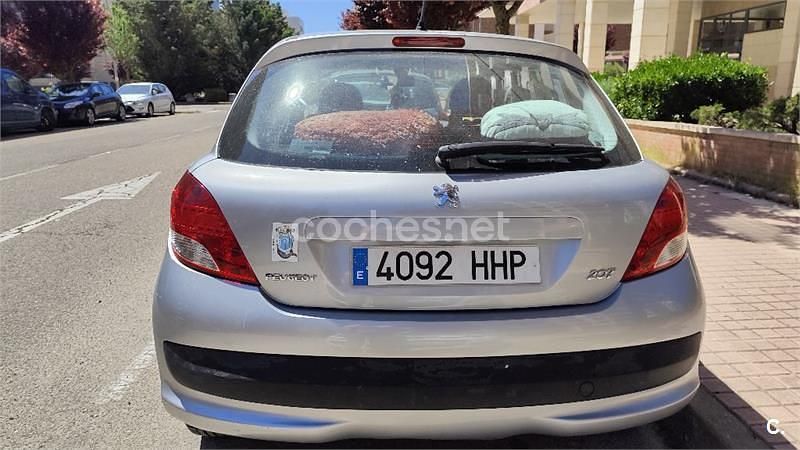 Usado Peugeot 207 Active 70 CV (51 kW) 2011 Gris / plata Berlina