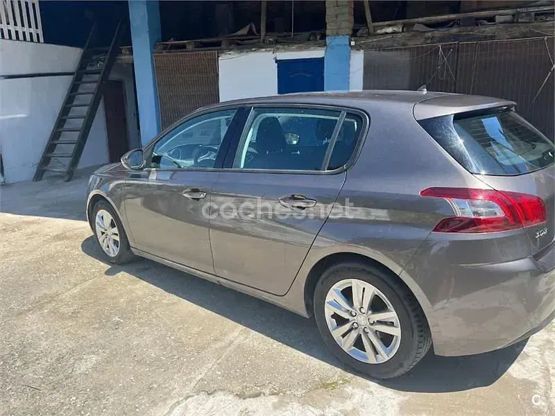 Usado Peugeot 308 Access 130 CV (95 kW) 2014 Gris / plata Berlina