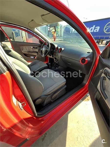 Usado Seat Ibiza 75 CV (55 kW) 2003 Rojo Utilitario