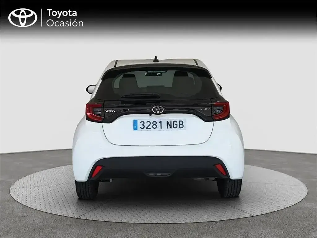 Usado Toyota Yaris Hybrid Active 116 CV (85 kW) 2025 Blanco Monovolumen