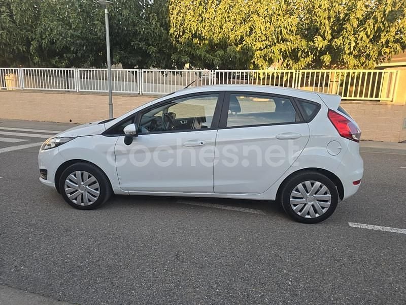 Blanco Usado 2016 Ford Fiesta Trend Utilitario | 4990 € (Buen precio) - Imagen 1/4