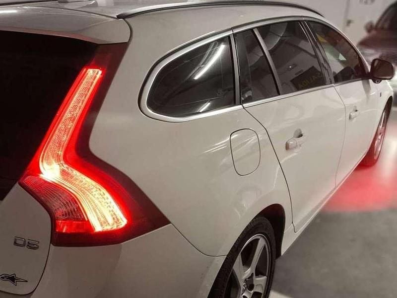 Begagnad Volvo V60 Momentum 215 HK (158 kW) 2011 Vit Kombi