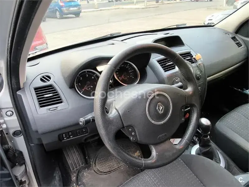 Usado Renault Mégane II Dynamique 105 CV (77 kW) 2008 Gris / plata Berlina