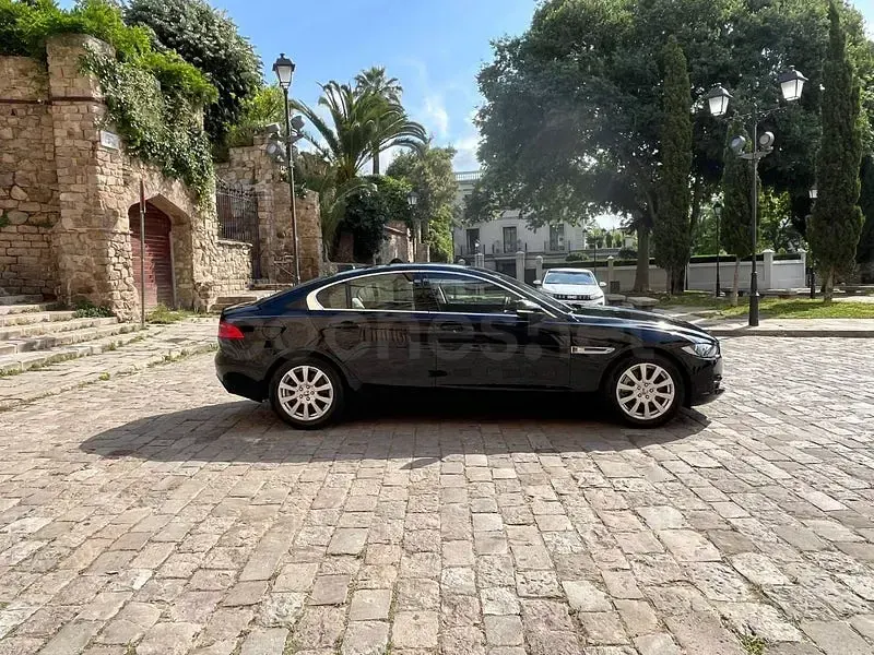 Usado Jaguar XE Prestige 200 CV (147 kW) 2017 Negro Berlina