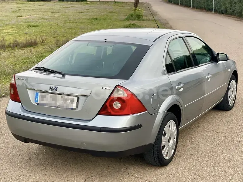 Usado Ford Mondeo Futura 130 CV (95 kW) 2004 Gris / plata Berlina