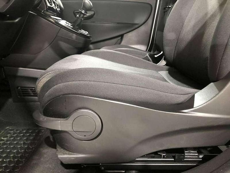 Usado Lancia Ypsilon 67 CV (49 kW) 2020 Plateado Utilitario