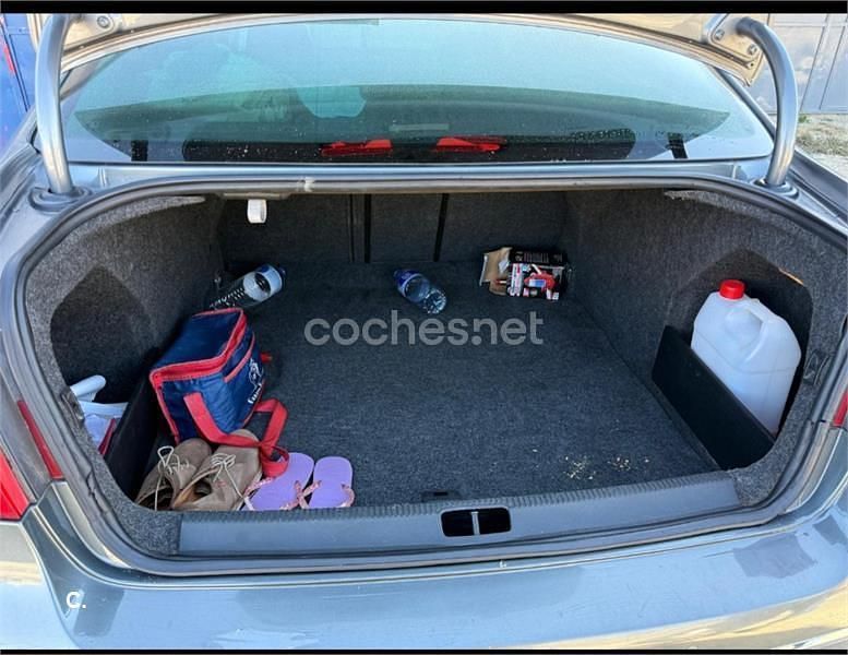 Gris / plata Usado 2006 VW Passat Sportline Berlina | 3200 € (Precio justo) - Imagen 1/4