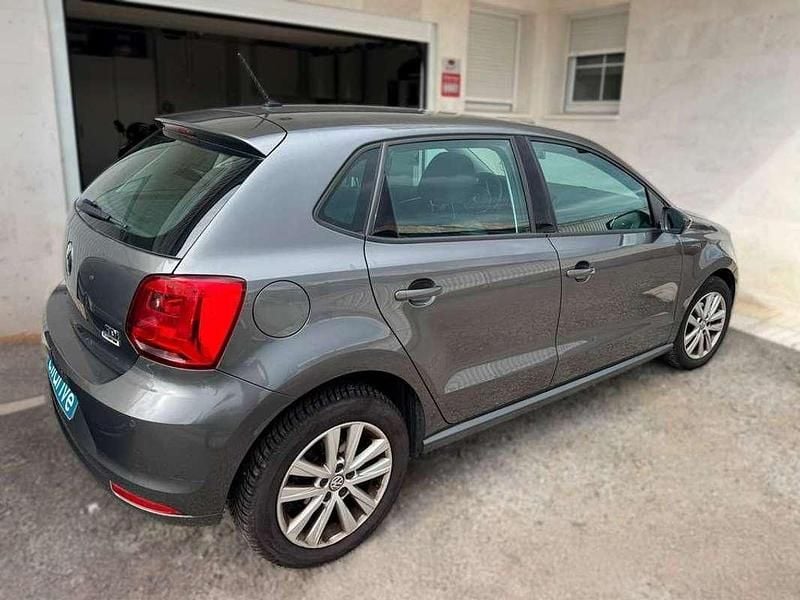 Usado VW Polo Advance 75 CV (55 kW) 2017 Gris Utilitario