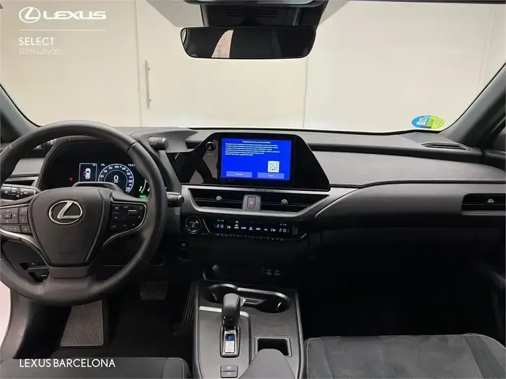 Usado Lexus UX 199 CV (146 kW) 2025 Gris / plata SUV