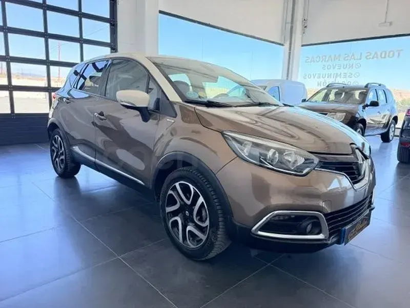 Usado Renault Captur Zen 110 CV (80 kW) 2016 Marrón SUV