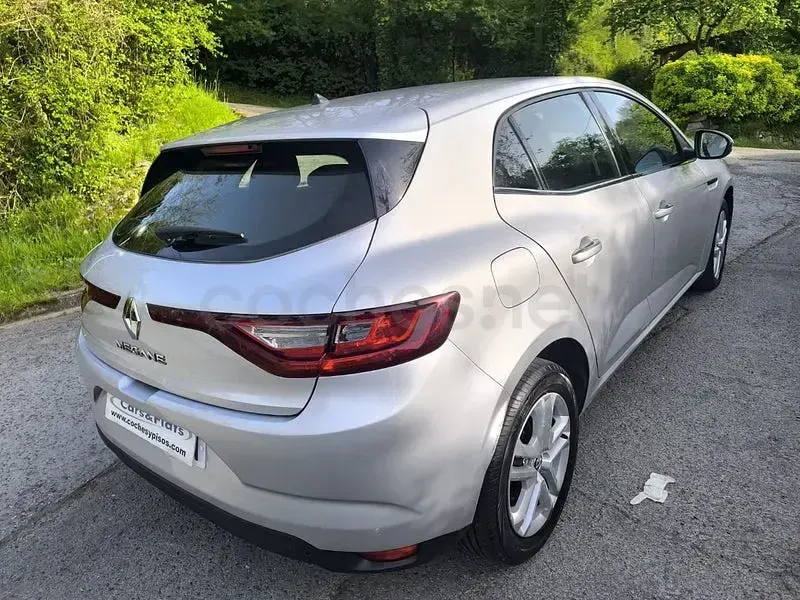 Usado Renault Mégane LIMITED 95 CV (69 kW) 2020 Gris / plata Berlina