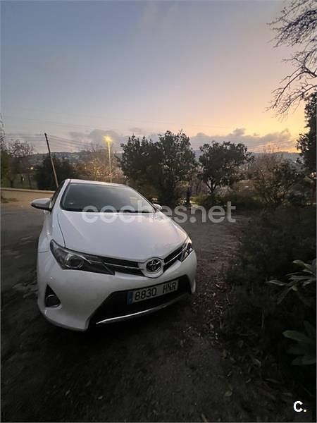 Usado Toyota Auris Active 90 CV (66 kW) 2013 Blanco Berlina