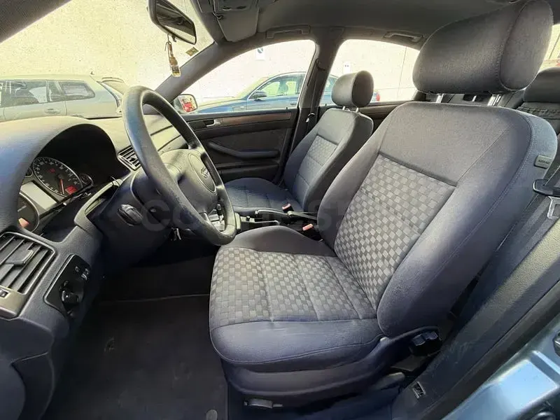 Usado Audi A6 150 CV (110 kW) 2002 Gris / plata Berlina