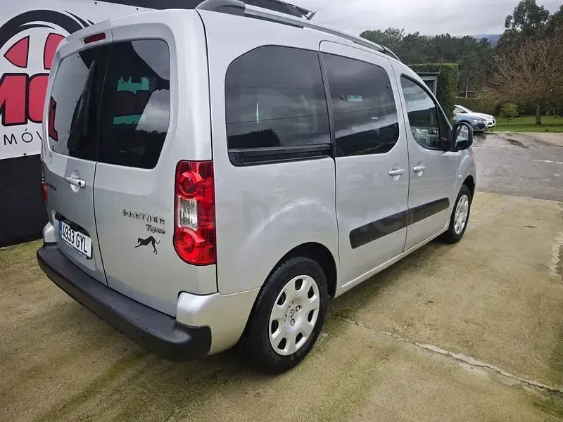Usado Peugeot Partner Tepee Outdoor 90 CV (66 kW) 2010 Gris / plata Monovolumen