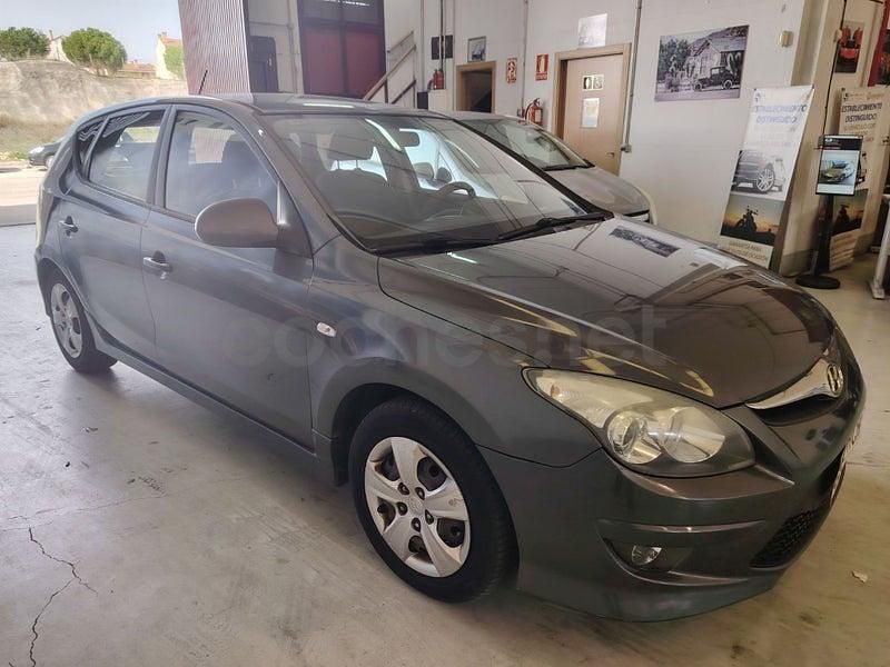 Usado Hyundai i30 Classic 90 CV (66 kW) 2011 Gris / plata Berlina