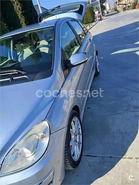 Usado Mercedes B180 109 CV (80 kW) 2010 Gris / plata Monovolumen