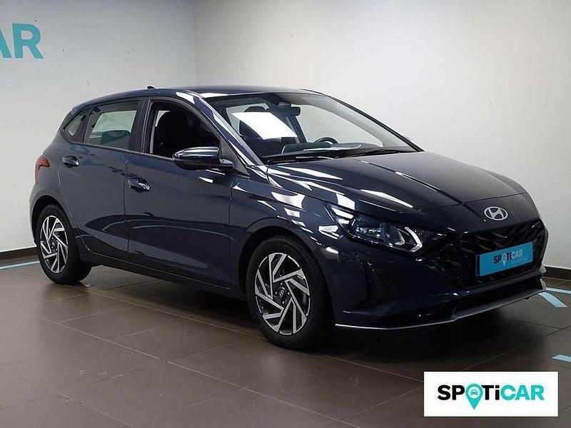 Usado Hyundai i20 101 CV (74 kW) 2024 Gris Utilitario