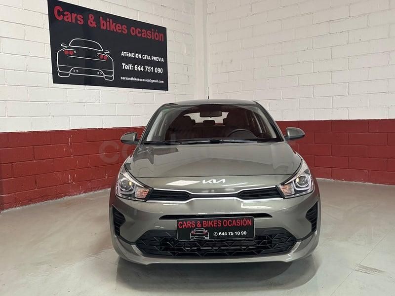 Usado Kia Rio 84 CV (61 kW) 2022 Verde Berlina
