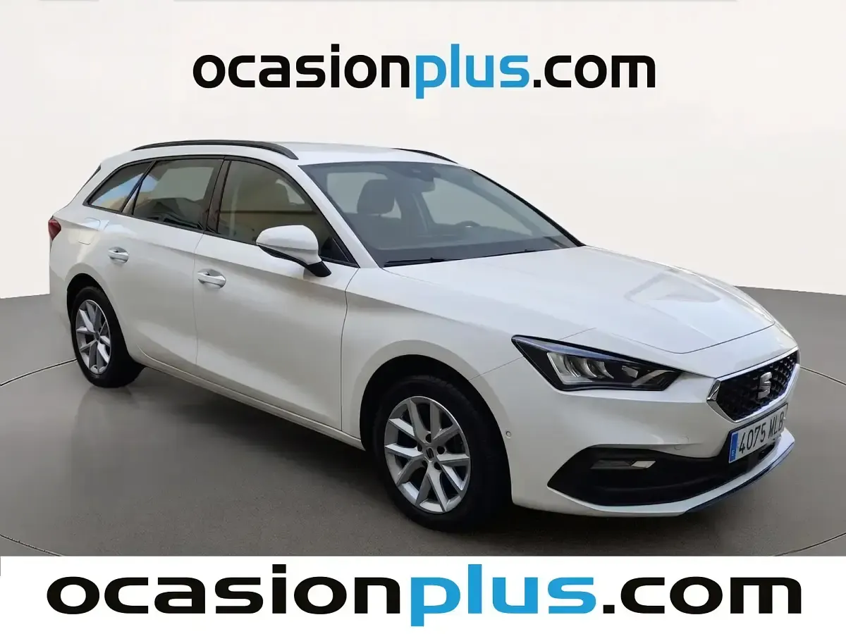 Usado Seat Leon Style 150 CV (110 kW) 2023 Blanco Familiar