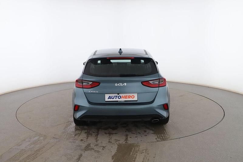 Usado Kia Ceed 120 CV (88 kW) 2022 Verde Utilitario