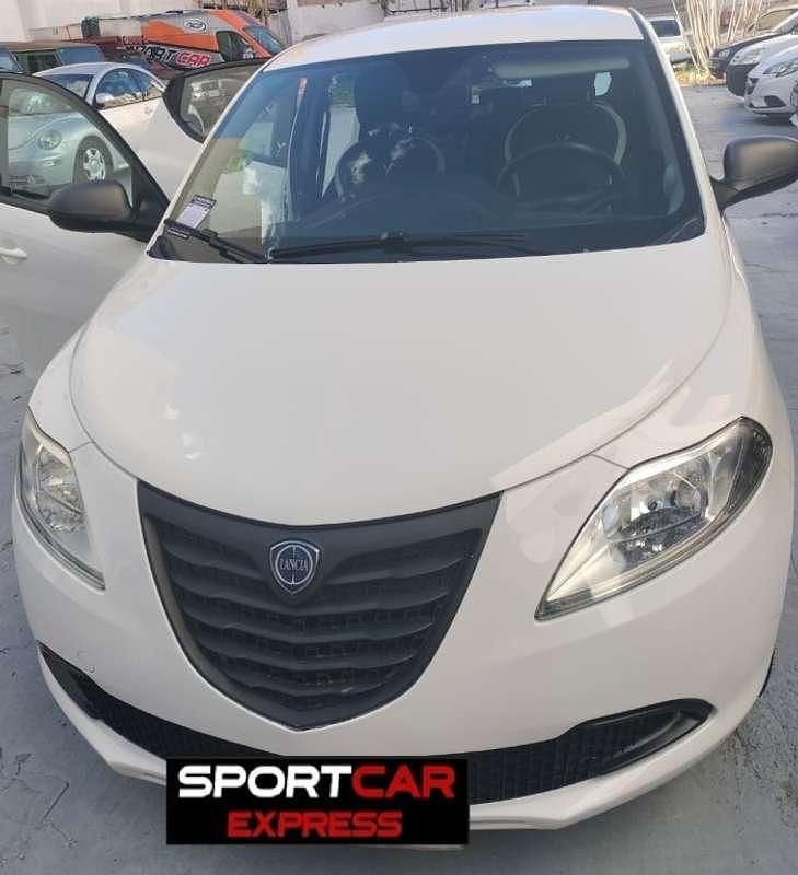 Blanco Usado 2015 Lancia Ypsilon Utilitario | 4500 € (Super precio) - Imagen 1/4