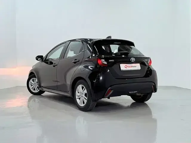 Usado Toyota Yaris Business Edition 116 CV (85 kW) 2022 Negro Utilitario