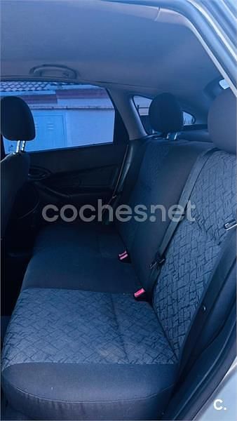 Usado Ford Focus Trend 90 CV (66 kW) 2001 Gris / plata Berlina