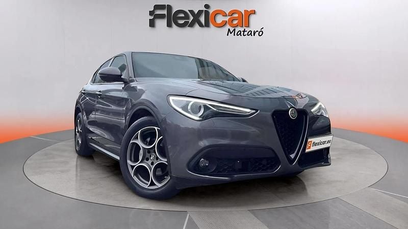 Usado Alfa Romeo Stelvio Competizione 160 CV (117 kW) 2022 Gris SUV