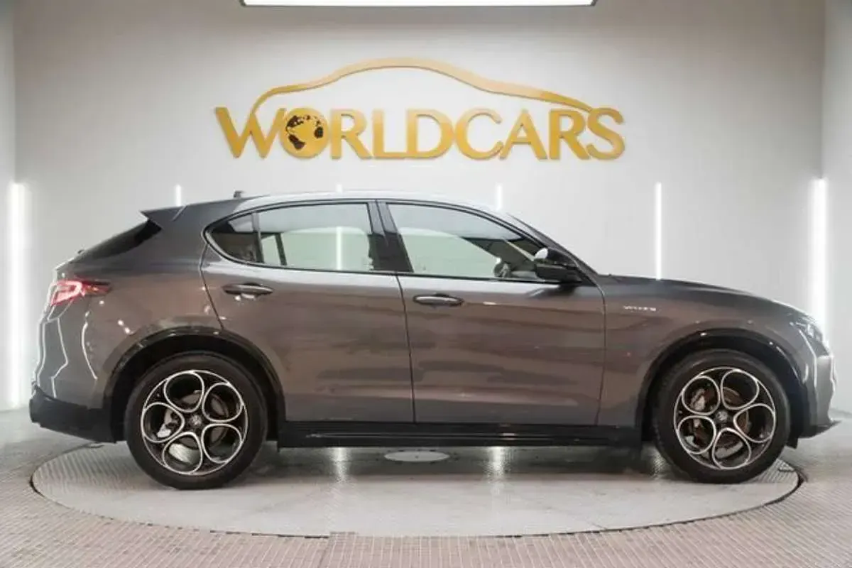 Usado Alfa Romeo Stelvio Veloce 209 CV (153 kW) 2023 Gris SUV