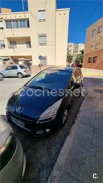 Usado Peugeot 5008 Allure 112 CV (82 kW) 2012 Negro Monovolumen