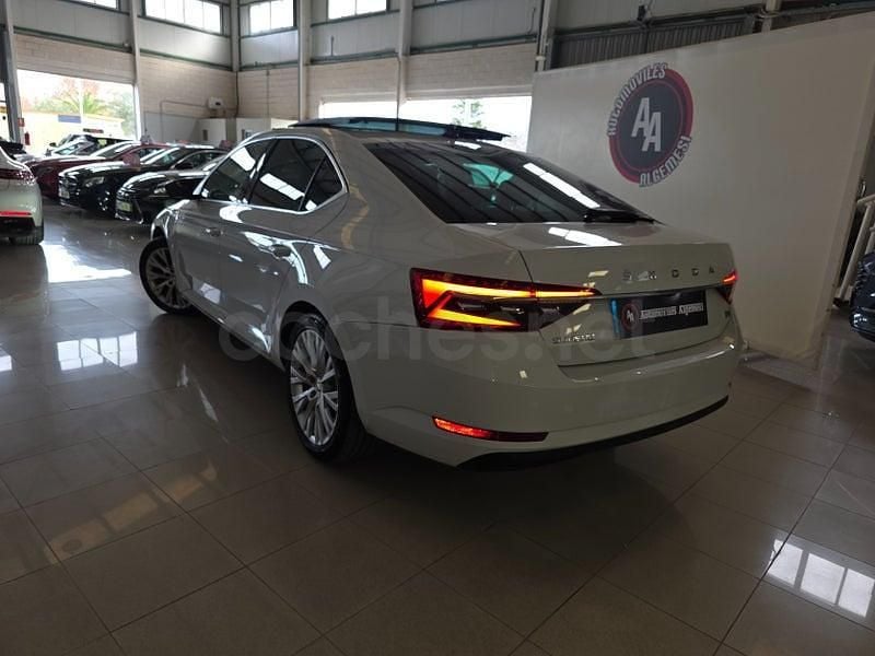 Usado Skoda Superb Style 218 CV (160 kW) 2021 Blanco Berlina