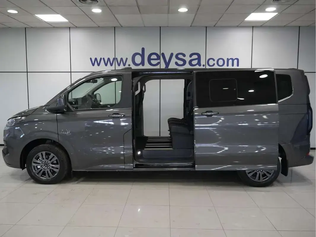 Nuevo Ford Tourneo Titanium 170 CV (125 kW) 2026 Gris Familiar
