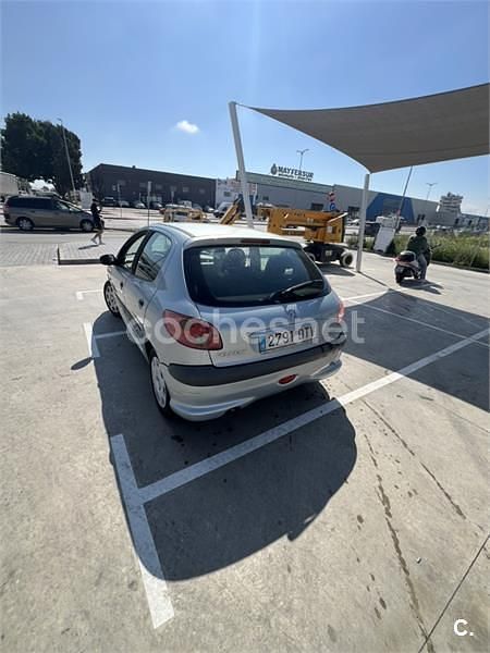 Usado Peugeot 206 75 CV (55 kW) 2005 Gris / plata Berlina
