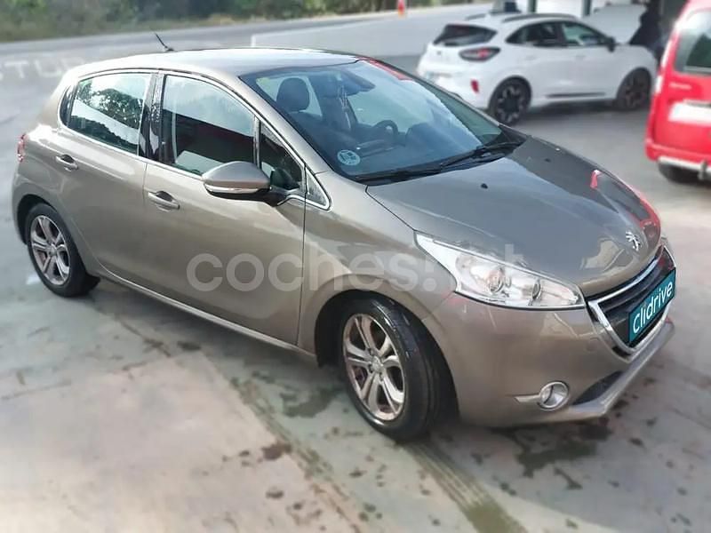 Usado Peugeot 208 Allure 92 CV (67 kW) 2015 Beige Utilitario