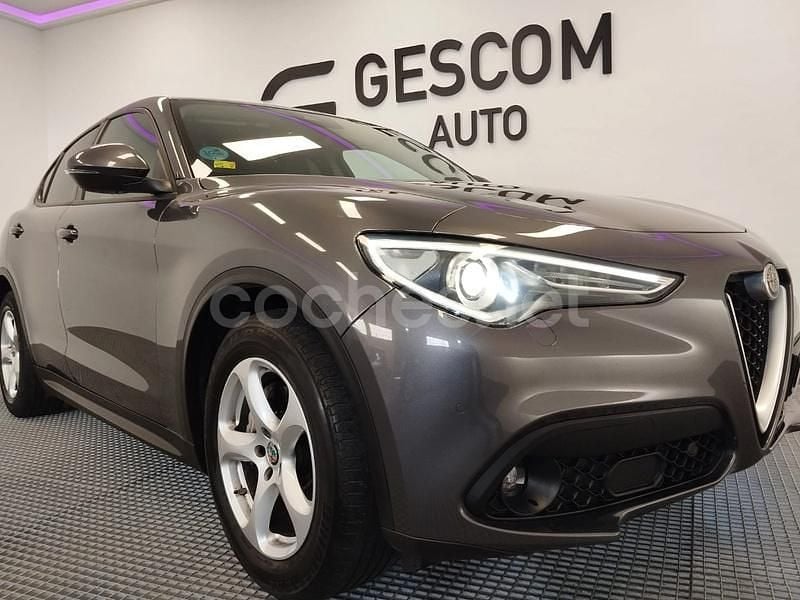 Gris / plata Usado 2018 Alfa Romeo Stelvio Super SUV | 19.900 € (Buen precio) - Imagen 1/4