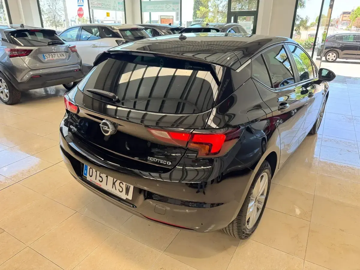 Usado Opel Astra Selective 110 CV (80 kW) 2019 Negro Utilitario