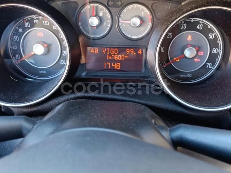 Usado Fiat Punto Active 75 CV (55 kW) 2011 Rojo Berlina
