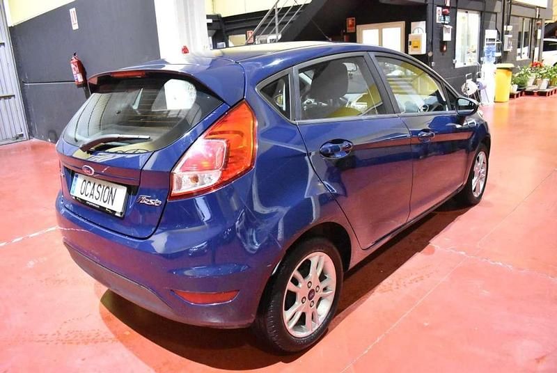 Usado Ford Fiesta Trend 101 CV (74 kW) 2015 Azul Utilitario